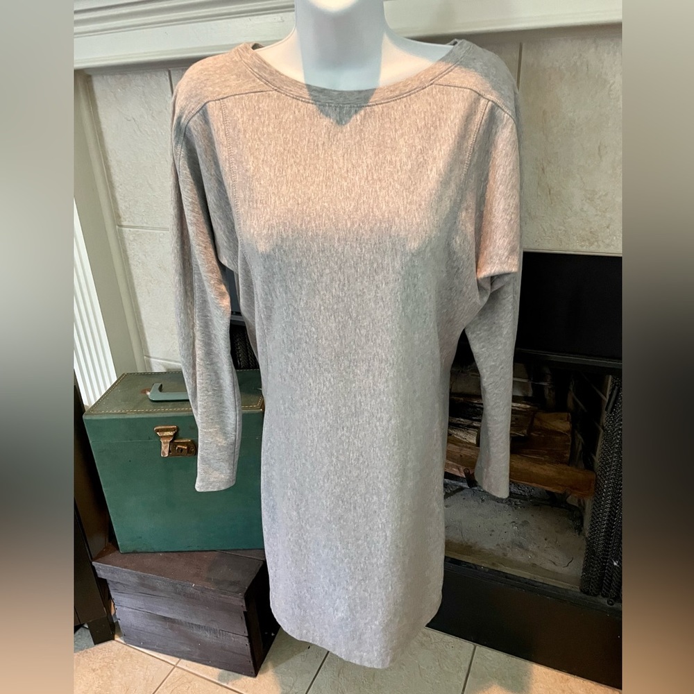 Athletic gray women’s long sleeved tunic top.